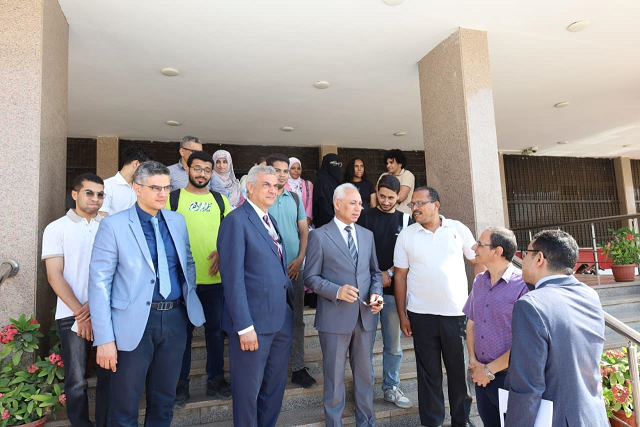 رئيس الجامعة يعطى توجيهات للقافلة رئيس الجامعة يعطى توجيهات للقافلة